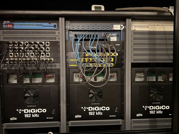 放送制御室に設置された3台のDiGiCo SD-Rackは、ステージから送られてくる多数のマイク入力を受信