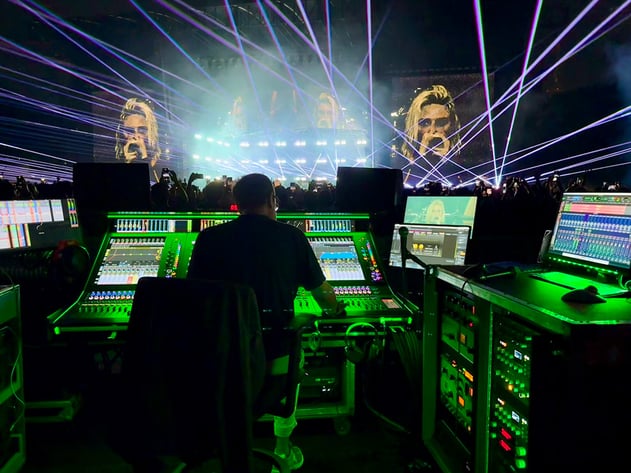 DiGiCo-Quantum852コンソールでLinkin-Parkの「From-Zero-World-Tour」のミキシングをする-FOHエンジニアのJim-Ebdon--(photo-credit-Ricki-Cook,-@rickicook)